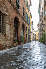 Wunderschöne alte Gasse in einem Dorf in der Toskana