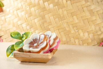 Flower-shaped Jelly Pudding with three color combinations.
