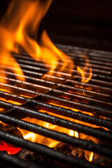 Leerer flammender Holzkohlegrill mit offenem Feuer und Grillrost