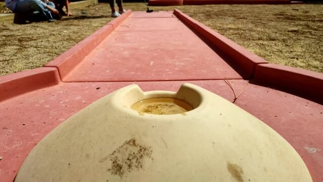 Minigolf Ball geht vorbei und nicht ins Loch, Treffer, Ziel, Loch, Ziel, Zeitlupe