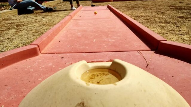 Minigolf Ball geht vorbei und nicht ins Loch, Treffer, Ziel, Loch, Ziel, Zeitlupe