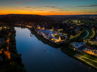 Zachód słońca za rzeką w Krakowie
