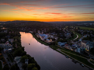 Zachód słońca za rzeką w Krakowie