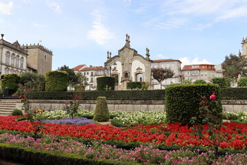 Photograph of the gardens of Barcelos, in Portugal, with its Botanical Garden and medieval tower.