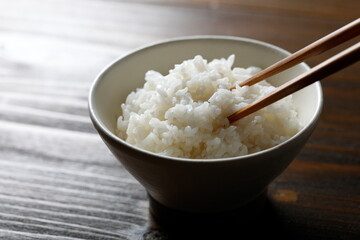 白米を食べる
