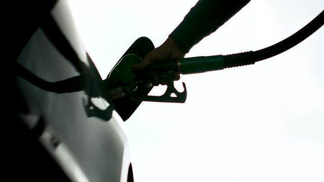 &agrave; la station essence quelqu'un fait le plein de remplissage de carburant diesel ou sans plomb