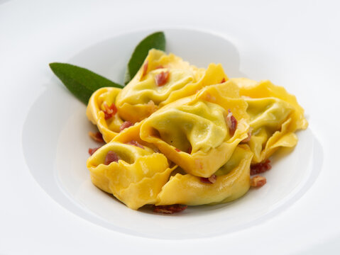 Tortelloni di ricotta e spinaci, pasta italiana, fuoco selettivo