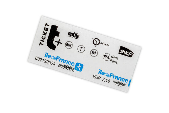 Parigi, Francia - agosto 10, 2023: Paris Metro T+ ticket for one way isolated on white with clipping path included
