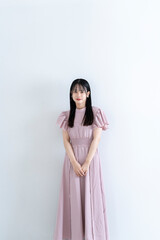 ピンクのワンピースを着た女性