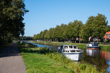 Naklejka premium westerwoldersche aa rriver in holland with boats