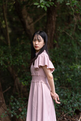 森林公園を散策する女性