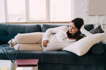 Obraz premium Expecting woman resting on couch