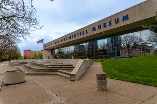 Grand Rapids, Michigan: Gerald R. Ford Presidential Museum. Exterior with statues of President Ford and First Lady Betty Ford.	
