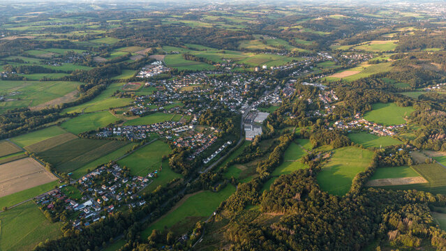 Luftaufnahme der Gemeinde Ruppichteroth, Rhein-Sieg-Kreis, Sommer 2023