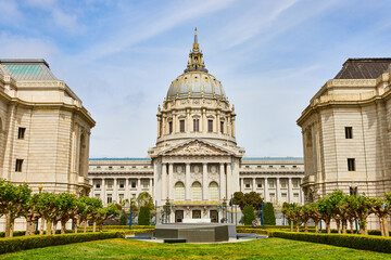 Obraz premium Memorial court of San Francisco city hall with view of stone memorial