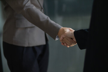 Fototapeta premium Businessmen and investors shake hands after attending meeting with advisory team after receiving advice from advisory team about jointly invested business. Businessmen Team handshake concept