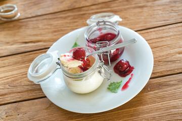 dessert eis vanille im glas mit kirschen 