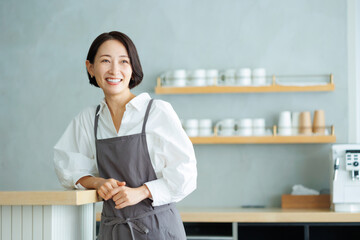 カフェ　女性