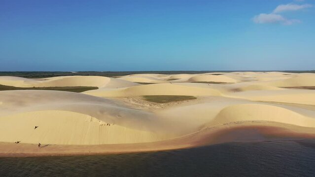 Delta do Rio Parna&iacute;ba no Piau&iacute; - Len&ccedil;&oacute;is Piauienses -  Nordeste - Brasil - Visto de cima com drone 4k
