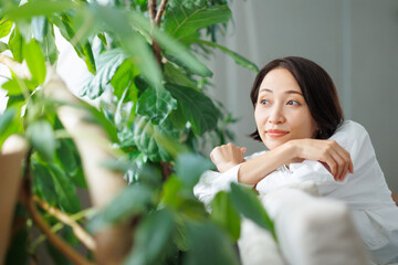 Obraz premium 女性 ソファ