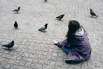 Foto op Aluminium A kid feeding the doves of Amsterdam. © Øyvind