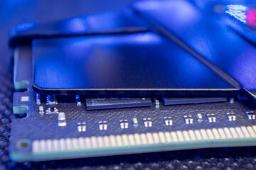 Memory module DDR4 DRAM macro in blue light. Computer RAM chipset close-up. Desktop PC hardware components - obrazy, fototapety, plakaty