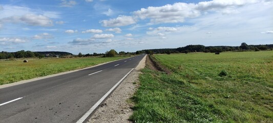 Droga w terenie wiejskim.