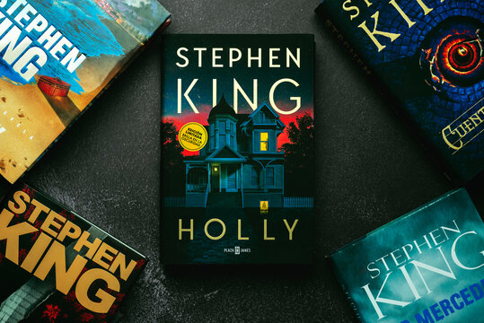 Close-up of the book in spanish Holly by American novelist Stephen King