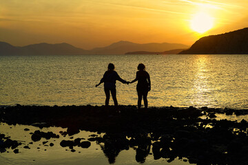 Passeggiata tramonto e amicizia