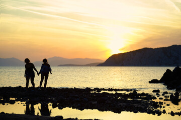 Passeggiata lungo la spiaggia al tramonto