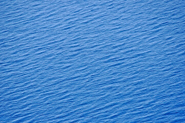 Powierzchnia błękitnego morza lekko pofałdowanego. 