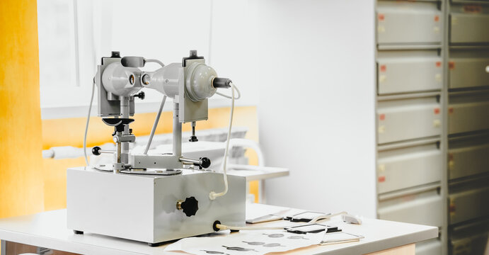 Synoptophore device in medical children office in hospital. Visual acuity, strabismus improvement. Advanced vision treatment, correction for eyes health. Pediatric ophthalmology procedure