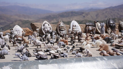 vend de statuette en bord de route