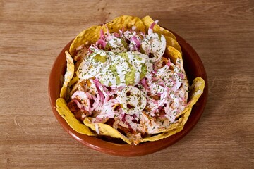 Nachos with tuna, avocado, onion and mayonnaise