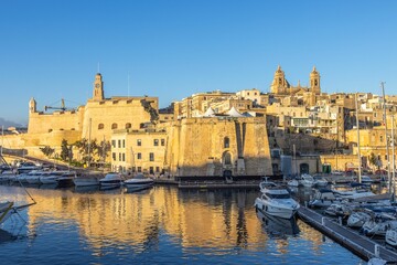 Obraz premium Ships docked at the Vittoriosa Yacht Marina in the morning in Malta