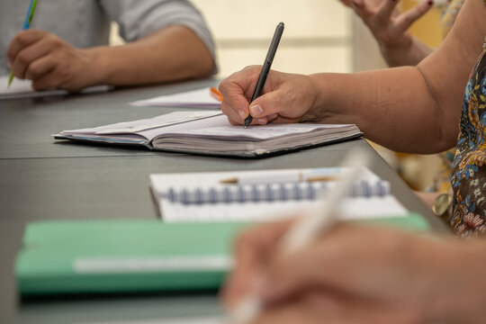 prises de notes, &eacute;criture lors d'une formation avec papiers et stylos