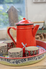 service à café ancien en fer peint avec des tasses en céramique