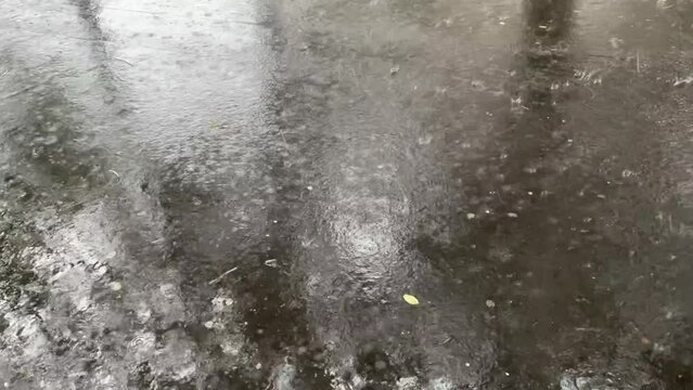 Pluie battante sur le trottoir