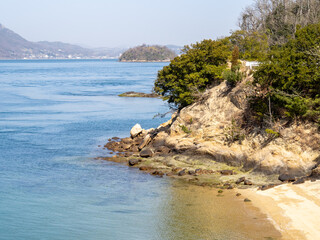 佐木島(広島県三原市鷺浦町)の海岸と瀬戸内海の風景。
