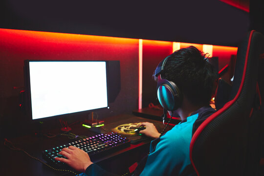 eSportsカフェでゲームをする男性プレーヤー