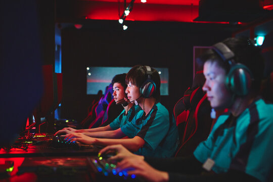 eSportsカフェでゲームをする男性プレーヤーチーム