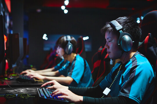 eSportsカフェでゲームをする男性プレーヤーチーム