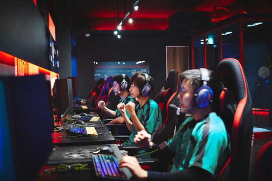 eSportsカフェでゲームをする男性プレーヤーチーム