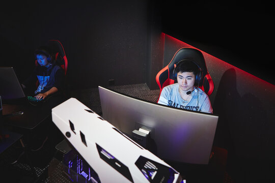 eSportsカフェでゲームをする男性プレーヤー