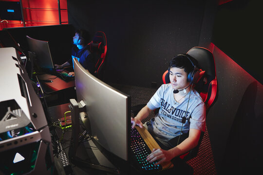 eSportsカフェでゲームをする男性プレーヤー