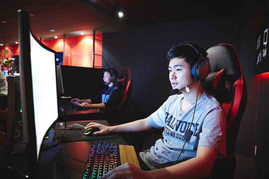 eSportsカフェでゲームをする男性プレーヤー
