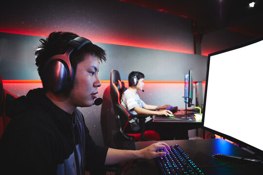 eSportsカフェでゲームをする男性プレーヤー