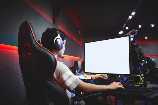 eSportsカフェでゲームをする男性プレーヤー