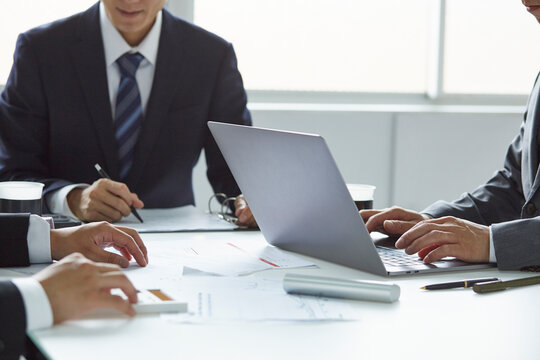 仕事をしている3人のビジネスマン