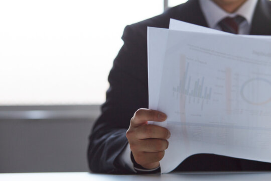 資料を見ているスーツを着た男性